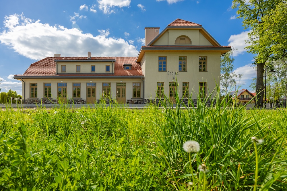Zabytkowy dworzec kolejki wąskotorowej w Grójcu po remoncie – realizacja Grupy KDM