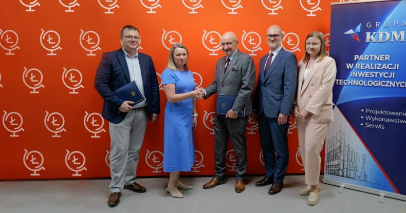 _1025705 OK powiększone 2 3000 odpisanie umowy na prace projektowe, siedziba Uczelni Łazarskiego, czerwiec 2026