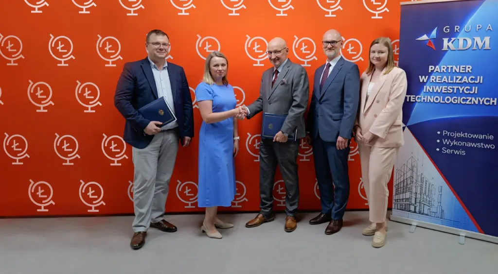 odpisanie umowy na prace projektowe, siedziba Uczelni Łazarskiego, czerwiec 2026