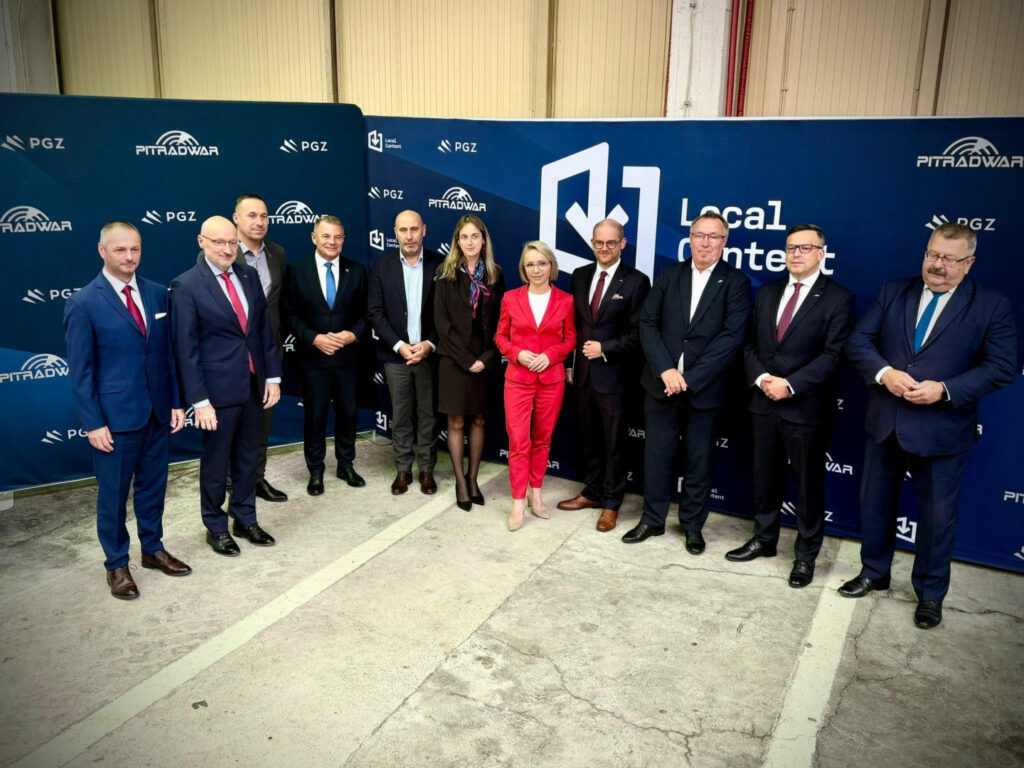 Uczestnicy uroczystości podpisania umowy na modernizację zakładu PIT-RADWAR w Czernicy